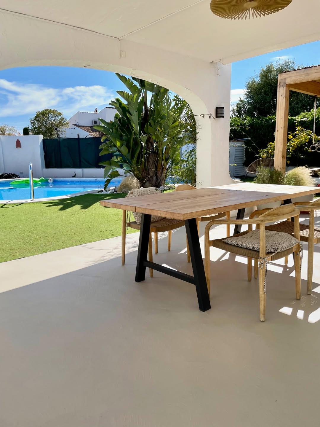 Wide view of seamless microcement outdoor entertaining area with alfresco finish — Brighton